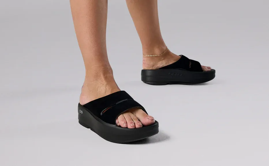 Oofos WOMEN'S OOMEGA OOAHH POSH SANDAL - BLACK Posh Black