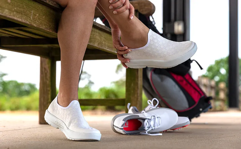 OOFOS Women's OOmg EeZee Low Shoe WHTCHECK White/Checker