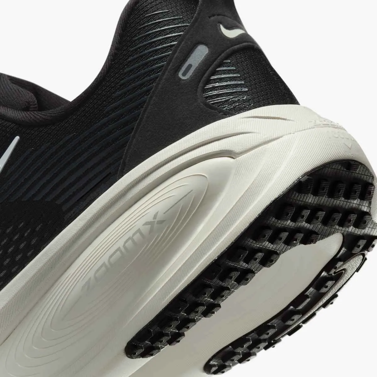 Nike Men's Vomero 18 Black/Summit White-Coconut Milk